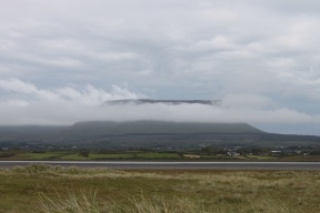 Plateauberg in Wolken